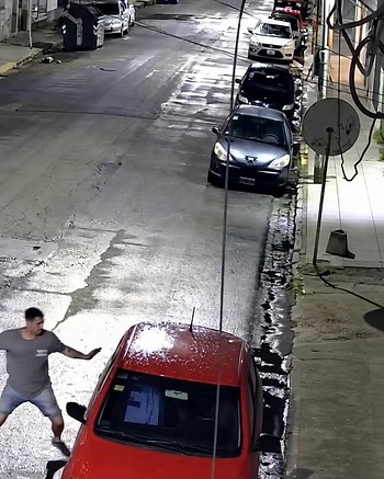 Destrozaba a patadas los espejos de autos estacionados y lo denunciaron siete víctimas
