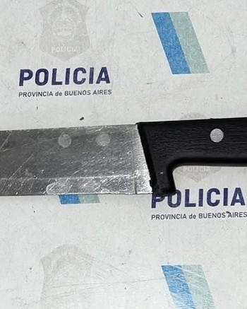 Entró con una cuchilla de carnicero a una escuela, se encerró en un aula y hubo pánico