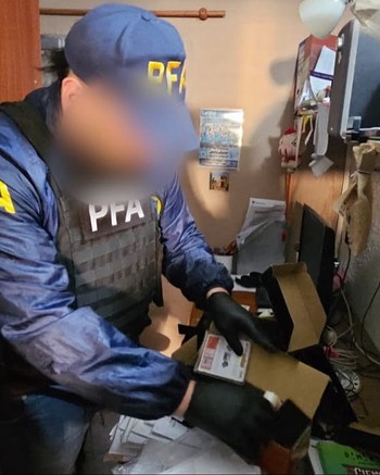 Difundía mensajes de odio contra el pueblo judío en redes: estaba armado y tenía libros antisemitas