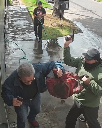 Se hacían pasar por vendedores de dólares y golpearon a un jubilado de 75 años para robarle dinero