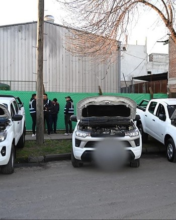 Engañaron a una firma de alquiler de autos con un mail falso y robaron tres camionetas 