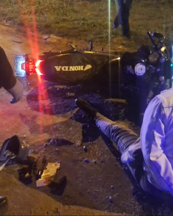 Iba en una moto sospechosa, disparó contra la policía y recibió un balazo durante el tiroteo