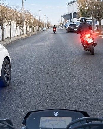 Dos motos de apoyo para un robo y feroz persecución: le apuntaron a la cabeza para frenarlo