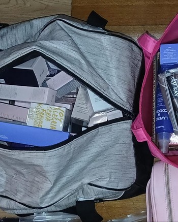 Usó la tarjeta de crédito de una mujer fallecida para comprar más de 400 artículos de belleza
