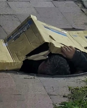 Se metió a una alcantarilla con un cuchillo y lo rescataron a cuatro metros de profundidad 