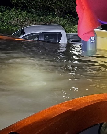 Se olvidó de poner el freno de mano, su camioneta cayó al río y sufrió una crisis nerviosa