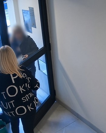 Esperaron a que abriera la puerta, la empujaron para entrar al edificio y sus gritos la salvaron del robo