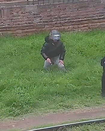 Esquivaron un control en dos motos, escaparon por las vías del tren y casi se matan 