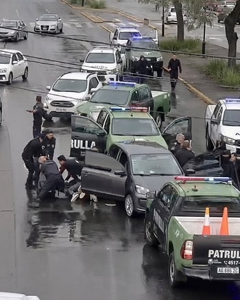 Motochorros le robaron un bolso con 37 millones, chocaron durante la fuga y terminaron detenidos