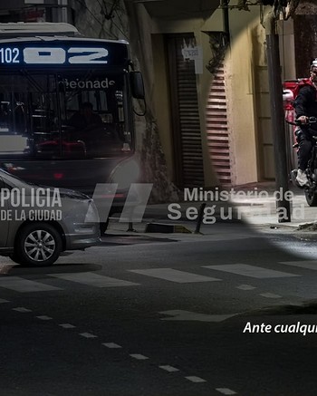 Falso delivery robó un celular, chocó contra un taxi y destrozó la moto: tiene 10 antecedentes