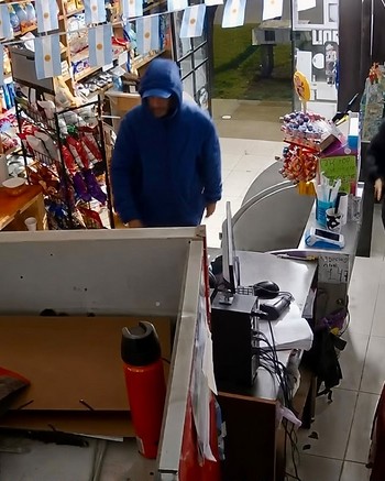 Una pareja atacó a patadas la entrada de un kiosco, destrozó los vidrios y robó la recaudación