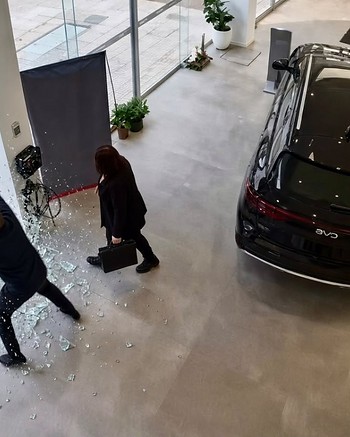 Increíble choque: fue a probar un auto eléctrico, atravesó la vidriera y destrozó la concesionaria