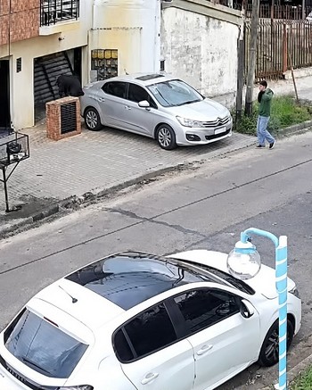 Cerraba el portón, le apuntaron con un arma y a culatazos en la cabeza le robaron el auto  