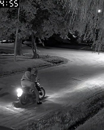 Tiraron a una mujer de la moto para robársela, se aferró al manubrio y evitó que se la llevaran