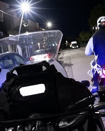 Tienen 17 y 18 años, se movían en una moto robada y se metieron en los pasillos de Villa Zavaleta para fugarse