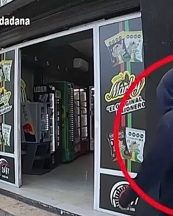 Vieron una bici sin candado, se escondieron atrás de una pared y la robaron en un movimiento