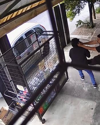 Robó dos botellas de champagne y un comerciante le pegó una patada voladora mientras se fugaba