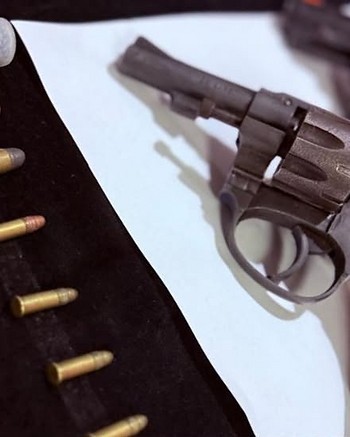 Asaltó a una mujer con un revólver, le robó tres tarjetas de débito y descubrieron que vendía cocaína con la novia