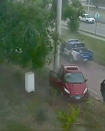 Robaron en una casa, aceleraron a fondo y terminaron chocando contra un poste