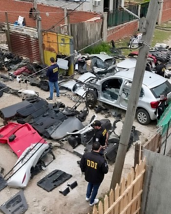 Robaban autos con inhibidores y vendían las piezas en el mercado negro: secuestraron 176 autopartes&nbsp;