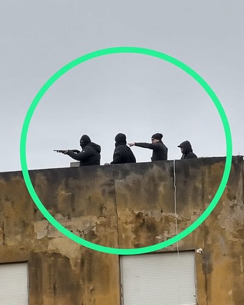 Puertas secretas y soldaditos que disparaban desde los techos: 15 detenidos en un complejo habitacional