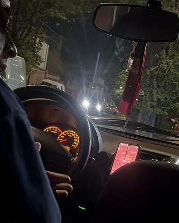 Chofer de Uber discutió con una pasajera, la atacó durante el viaje y la bajó del auto