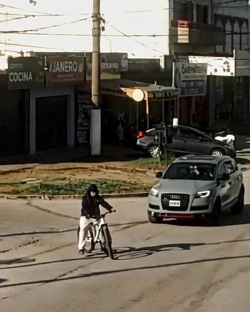 Un jubilado de 68 años corría una picada en un Audi con 80 multas y atropelló a un chico de 14: está grave