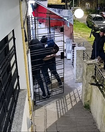 “Apago la luz del auto una cuadra antes”: lo asaltaron cuando estacionaba y su perro logró escapar