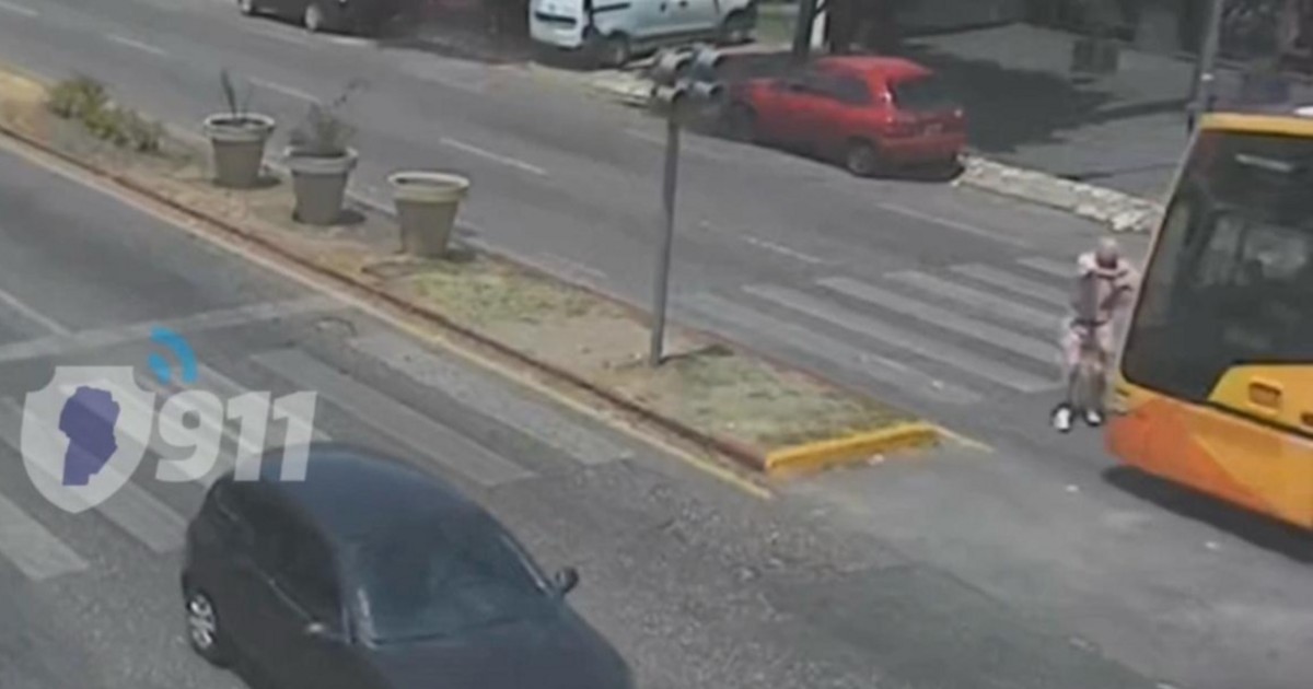 Un jubilado de 84 años cruzaba la calle con un bastón y fue atropellado ...