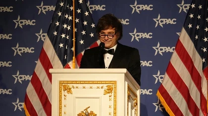 Javier Milei compartió escenario con Lionel Messi en el American Business Forum y bromeó: "También puedo felicitar a un zurdo"