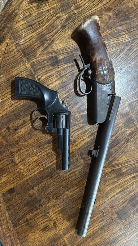 Un ciudadano chino disparaba desde el balcón de su casa con un pistolón y lo redujeron con una Taser