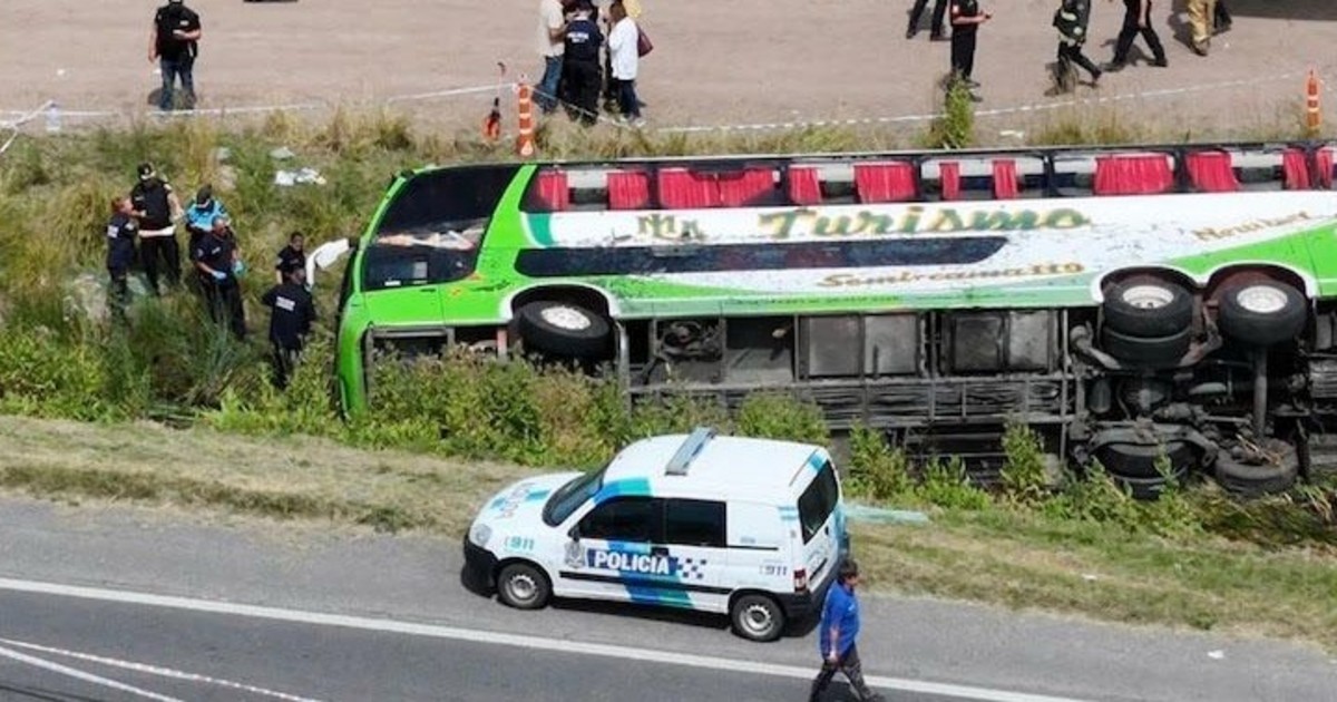 Tragedia en la ruta 2 tras el vuelco de un micro que iba a Mar del ...